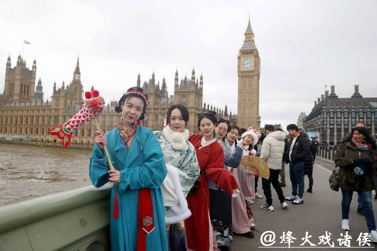 “外国客”着汉服,直呼:在沪过春节,“国际范”与“烟火气”全都拉满了! “外国客”着汉服,直呼:在沪过春节,“国际范”与“烟火气”全都拉满了!