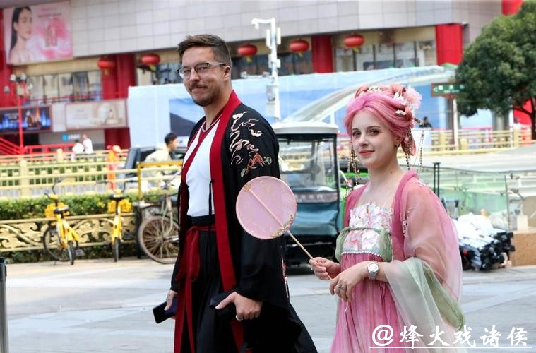 “外国客”着汉服,直呼:在沪过春节,“国际范”与“烟火气”全都拉满了! “外国客”着汉服,直呼:在沪过春节,“国际范”与“烟火气”全都拉满了!