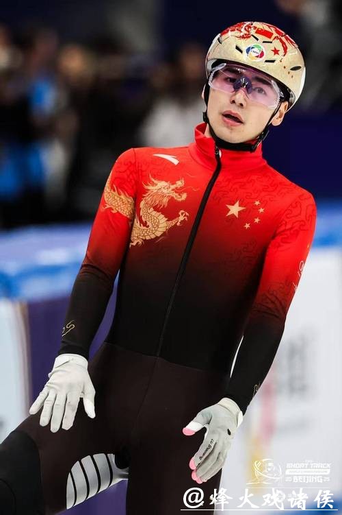 摘得冬奥会银牌后，孙龙教韩国选手叠国旗！刘少昂拥抱他的样子你看到了吗？