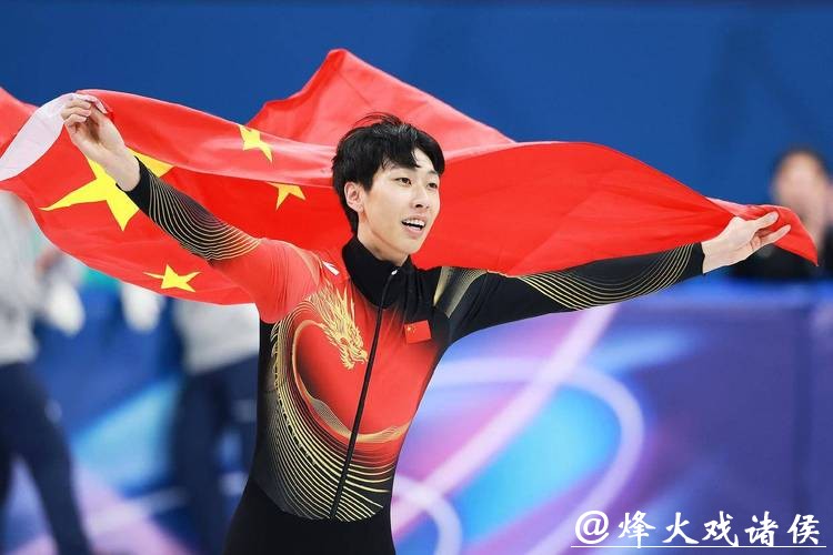 摘得冬奥会银牌后，孙龙教韩国选手叠国旗！刘少昂拥抱他的样子你看到了吗？